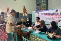 Lansia di Pacitan menerima BLT dari DBHCHT tahun 2025