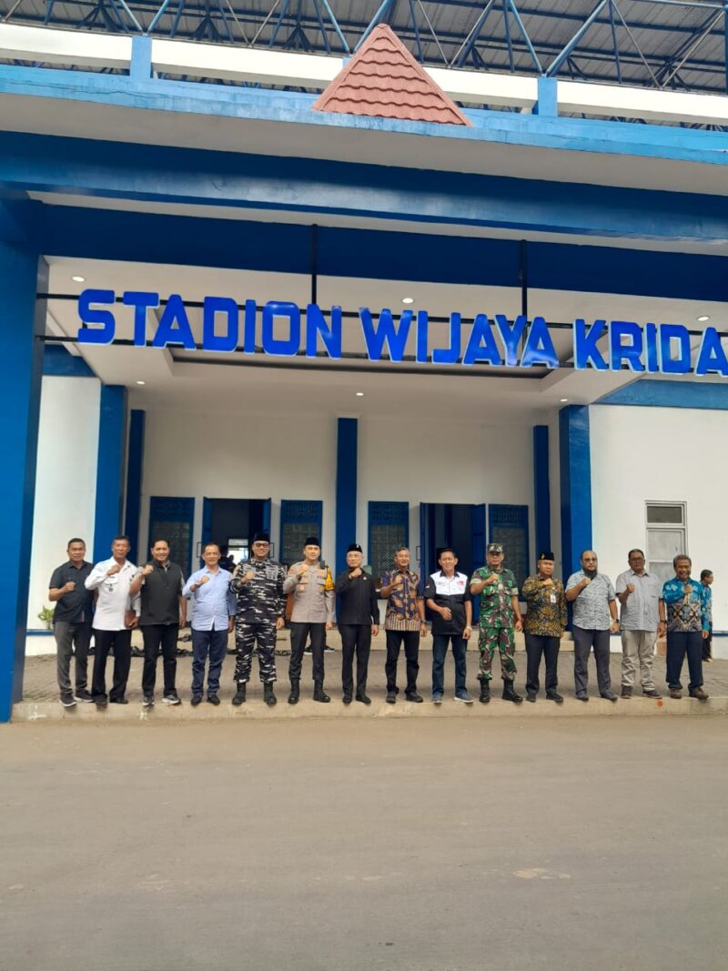 Bupati Pacitan, Indrata Nur Bayuaji bersama forkopimda saat peresmian nama Stadion dan GOR Pacitan.