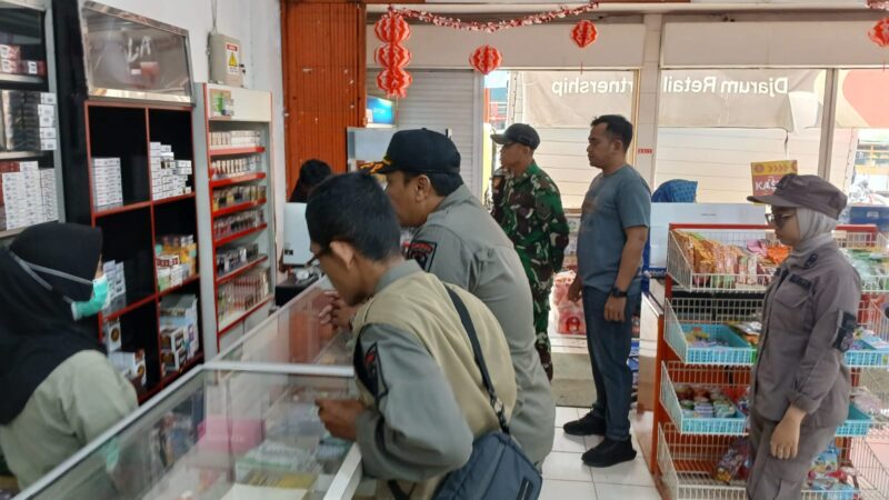 Operasi rokok ilegal di pedagang kecamatan Sudimoro.