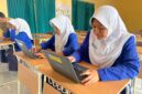 Siswi Salah satu SMP di Magetan Gunakan Chromebook. 