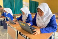 Siswi Salah satu SMP di Magetan Gunakan Chromebook.