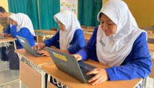 Siswi Salah satu SMP di Magetan Gunakan Chromebook. 