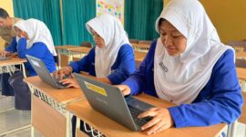 Siswi Salah satu SMP di Magetan Gunakan Chromebook. 