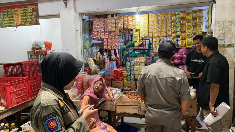Tim gabungan saat sidak peredaran rokok Ilegal di pasar wilayah kecamatan Ngadirojo.