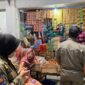 Tim gabungan saat sidak peredaran rokok Ilegal di pasar wilayah kecamatan Ngadirojo.