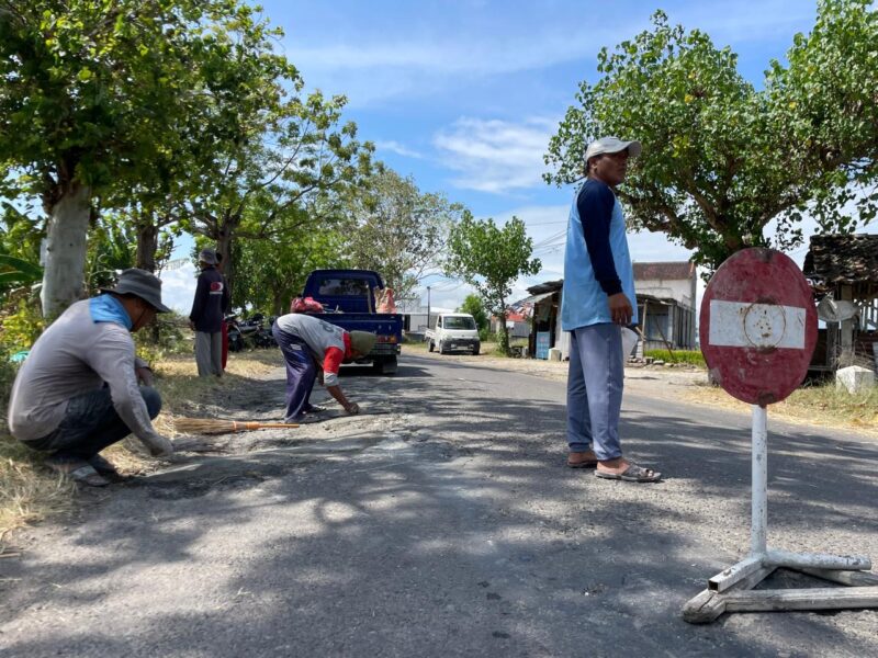Perbaikan Jalan Swadaya Masyarakat. 