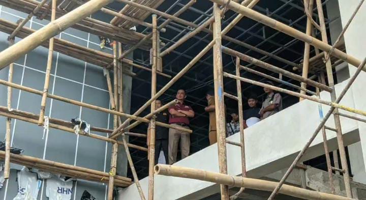 Ketua Komisi II DPRD Pacitan Rudi Handoko sidak pembangunan ruang rawat jalan RSUD dr Darsono Pacitan.