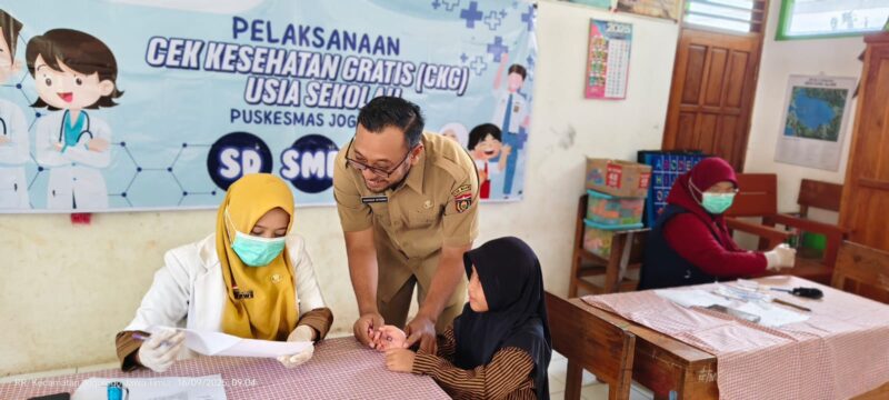 Tim pelaksana CKG saat lakukan pemeriksaan di sekolah wilayah Jogorogo bersama Dinkes Ngawi