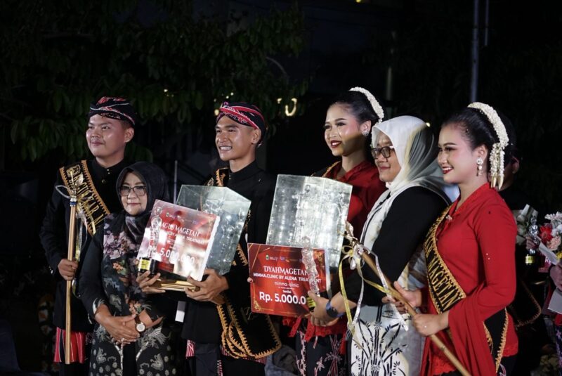 Bupati Magetan Nanik Sumantri bersama finalis Bagus Dyah 2025 Magetan. 