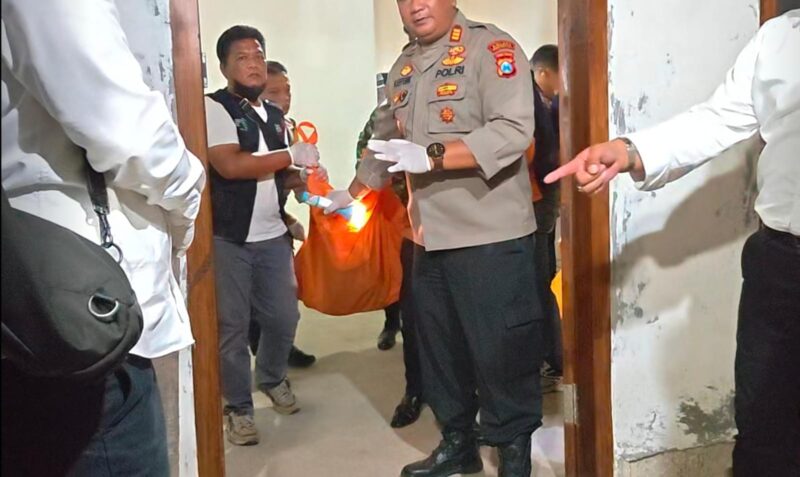 Jenasah Kedua Korban Dievakuasi Petugas. (Ist).