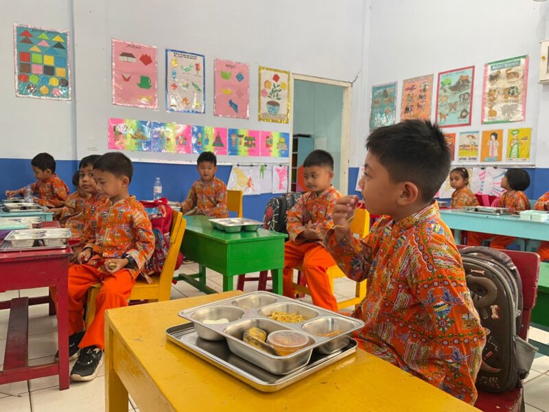 Sejumlah pelajar Magetan menikmati Program MBG. 