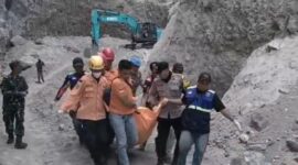 Proses evakuasi jenasah Korban. (Ist/Hms)
