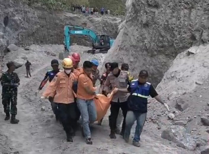 Proses evakuasi jenasah Korban. (Ist/Hms)