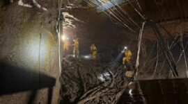 Tim penyelamat tambang bawah tanah PT Freeport Indonesia melakukan evakuasi karyawan terjebak luncuran material basah di Grasberg Block Cave. Jubi/IST. 