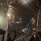 Tim penyelamat tambang bawah tanah PT Freeport Indonesia melakukan evakuasi karyawan terjebak luncuran material basah di Grasberg Block Cave. Jubi/IST. 