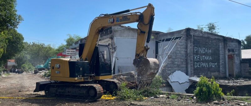 Perobohan Bangunan Liar Disempadan Sungai Sat Maospati. 