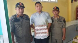 Plt Kabid Gakda Satpol PP Pacitan Widiyanto menunjukan rokok ilegal sitaan di wilayah Kecamatan Kebonagung.
