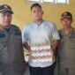 Plt Kabid Gakda Satpol PP Pacitan Widiyanto menunjukan rokok ilegal sitaan di wilayah Kecamatan Kebonagung.