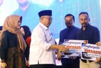 Bupati Blitar saat penyerahan penghargaan Pajak Daerah.