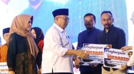 Bupati Blitar saat penyerahan penghargaan Pajak Daerah.