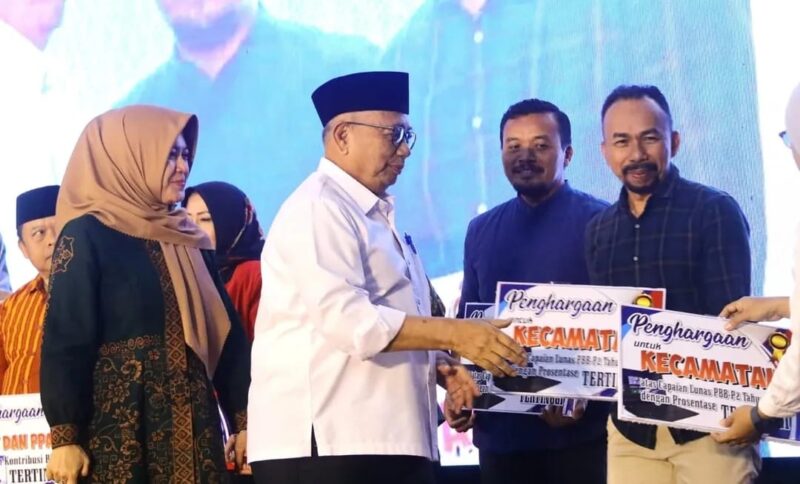 Bupati Blitar saat penyerahan penghargaan Pajak Daerah.