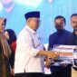 Bupati Blitar saat penyerahan penghargaan Pajak Daerah.