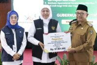 Bupati Blitar saat dampingi Gubernur Jatim dalam giat sapa Bansos di Pendopo RHN