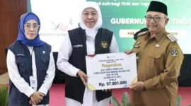 Bupati Blitar saat dampingi Gubernur Jatim dalam giat sapa Bansos di Pendopo RHN