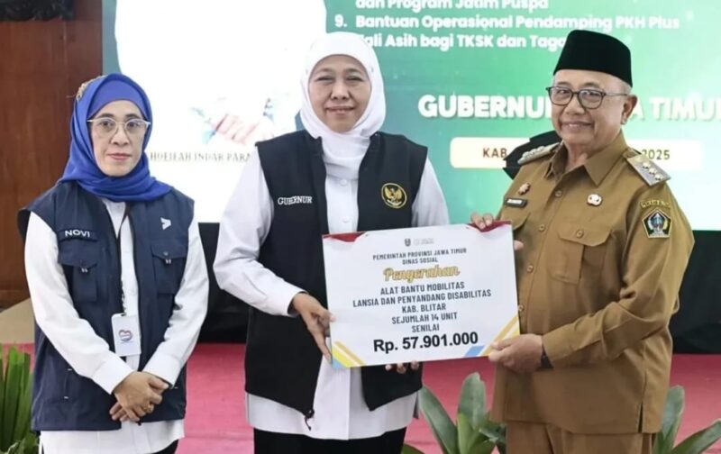 Bupati Blitar saat dampingi Gubernur Jatim dalam giat sapa Bansos di Pendopo RHN