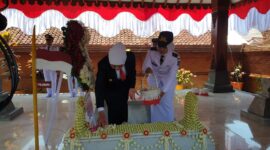Khofifah Indar Parawansa Ziarahi Makam Gubernur Soerjo Di Magetan.  