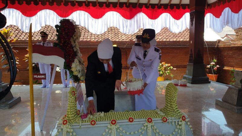 Khofifah Indar Parawansa Ziarahi Makam Gubernur Soerjo Di Magetan.  