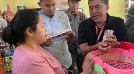 Tim gabungan saat pemeriksaan peredaran rokok ilegal.