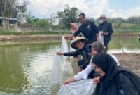 Anggota Komisi IV DPR RI Riyono Caping bersama warga saat tebar benih ikan di Embung Desa Terung