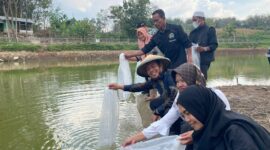 Anggota Komisi IV DPR RI Riyono Caping bersama warga saat tebar benih ikan di Embung Desa Terung