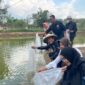Anggota Komisi IV DPR RI Riyono Caping bersama warga saat tebar benih ikan di Embung Desa Terung