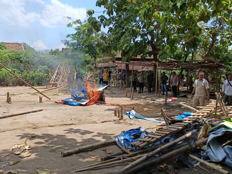 Polres Magetan dan TNI Musnahkan Arena Sambung Ayam Desa Stren Bendo.