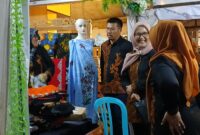 Ketua DPRD Kabupaten Magetan, Suratno, Meninjau Salah Satu Stand Di PPRM. (Joko Nugroho/Magetan)