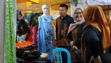 Ketua DPRD Kabupaten Magetan, Suratno, Meninjau Salah Satu Stand Di PPRM. (Joko Nugroho/Magetan)