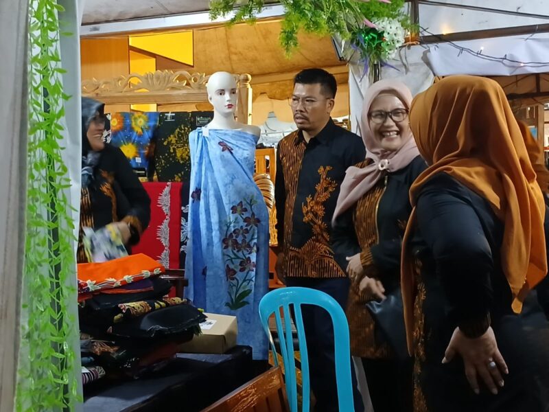 Ketua DPRD Kabupaten Magetan, Suratno, Meninjau Salah Satu Stand Di PPRM. (Joko Nugroho/Magetan)