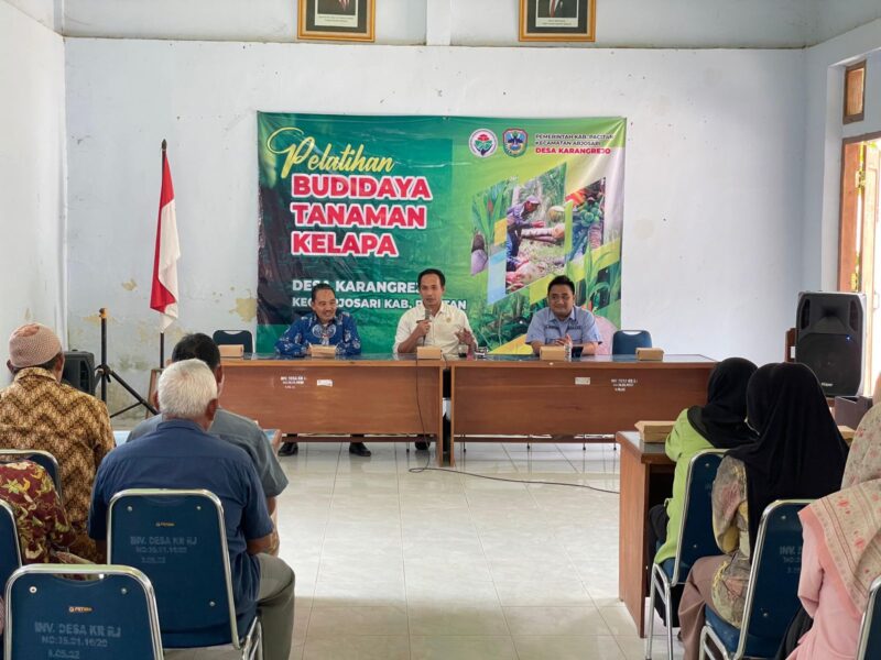 Ketua DPRD Pacitan, Arif Setia Budi saat bertemu dengan masyarakat desa