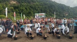 Gubernur Jatim, Khofifah Indar parawansa bersama Kaka Slank dan Bupati Pacitan saat menanam mangrove di Pacitan