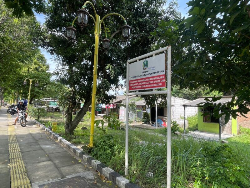 Warung - Warung di Kawasan Stadion Yosonegoro Magetan. 