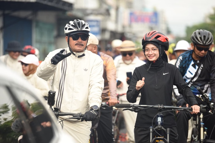 Wali Kota Madiun, Maidi (kiri) gowes bareng Wali Kota Kediri Vinanda Prameswati (kanan) di Kediri. Foto: Kominfo.