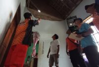 Salah satu rumah mengalami kerusakan akibat gempa bumi di Pacitan.