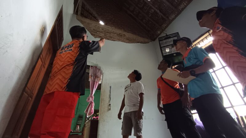 Salah satu rumah mengalami kerusakan akibat gempa bumi di Pacitan.