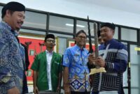 Bupati Pacitan Indrata Nur Bayuaji,saat memegang keris pusaka milik Presiden Prabowo Subianto