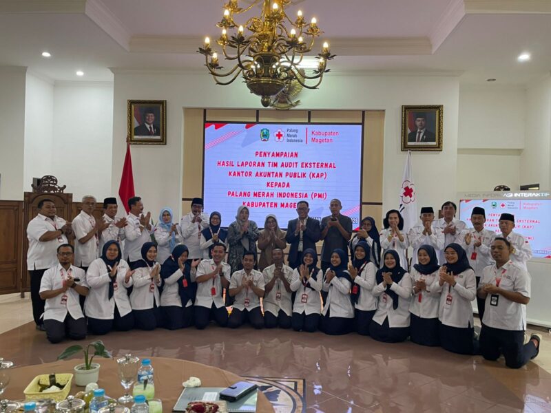 Bupati Nanik bersama PMI Magetan dalam penyerahan Hasil WTP Audit Eksternal 