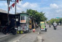 Pemandangan Sejumlah Lapak Tempati trotoar di Kecamatan Barat. 