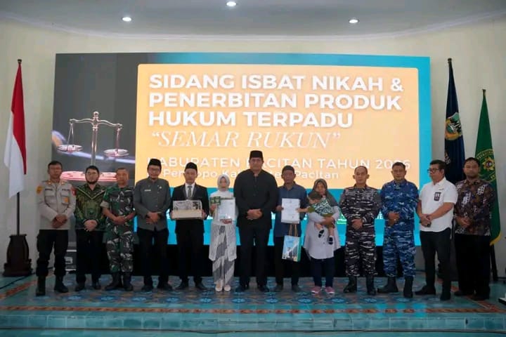Wakil Bupati Pacitan, Gagarin Sumrambah saat pimpin Sidang Isbat Nikah di Pendopo Kabupaten Pacitan.