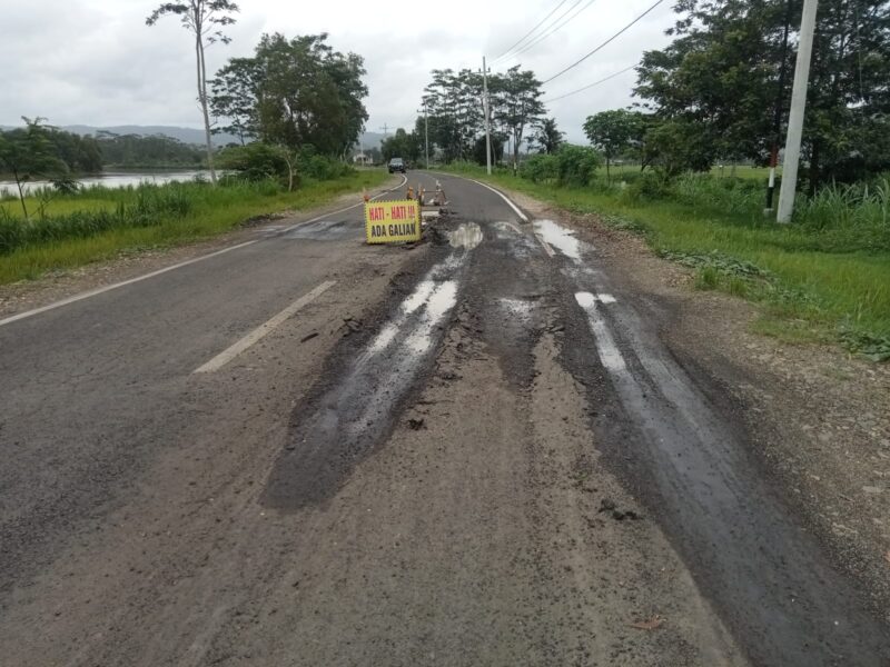 Kondisi jalan ke kawasan wisata mangrove park dan Lanal Pacitan rusak